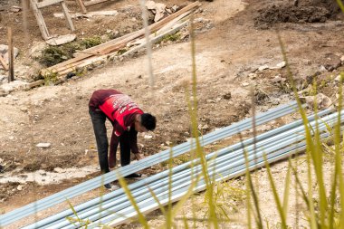 İnşaat işçileri Batı Bandung Regency 'de sübvansiyonlu evler inşa ediyorlar. İşçiler hendek kazıp duvarları düzleştiriyor..
