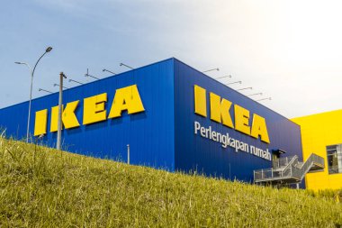 Bir IKEA mağazasının mavi cephesinde büyük bir IKEA tabelası, mobilya ve restoran satan İsveçli çok uluslu bir şirket. Bu IKEA Kota Baru Parahyangan, Batı Bandung Regency 'de yer almaktadır.