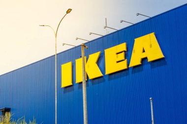 Bir IKEA mağazasının mavi cephesinde büyük bir IKEA tabelası, mobilya ve restoran satan İsveçli çok uluslu bir şirket. Bu IKEA Kota Baru Parahyangan, Batı Bandung Regency 'de yer almaktadır.
