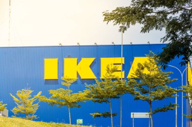 Bir IKEA mağazasının mavi cephesinde büyük bir IKEA tabelası, mobilya ve restoran satan İsveçli çok uluslu bir şirket. Bu IKEA Kota Baru Parahyangan, Batı Bandung Regency 'de yer almaktadır.