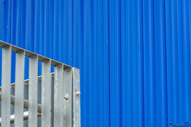 Çelik kirişlerden oluşan yakın çekim modern kentsel mimari yapıda geometrik desen oluşturuyor. Kompozisyonda endüstriyel tasarım ve mühendislik hassasiyeti sergileniyor