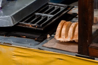 Yeni pişmiş bir bandros, geleneksel bir Endonezya yemeği, altın rengi kahverengi ve çıtır çıtır, az önce ızgaradan çıkarıldı. Sıcak, davetkar dokusu lezzeti vurguluyor.