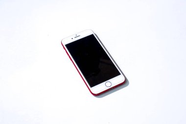 Temiz beyaz arka planda izole edilmiş, teknoloji ve modern yaşam tarzı kavramları için mükemmel bir akıllı telefon.