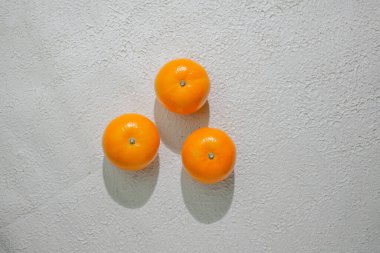 Temiz beyaz bir zemin üzerinde izole edilmiş canlı bir portakal taze, sağlıklı ve doğal turunçgilleri temsil ediyor.