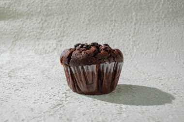 Çikolata kaplı, beyaz bir arka plan üzerine kurulmuş temiz ve çekici bir görünüm için.