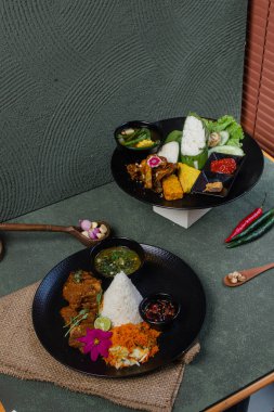 Baharatlı Tavuk ve Biftek Pirinç Tabağı Çorba ve Sambal