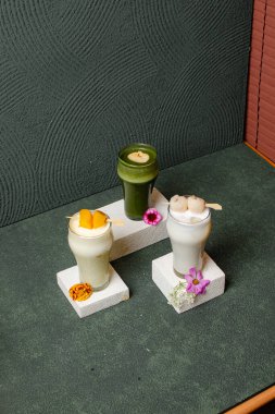 Mango, Lychee ve Sağlıklı Meyve Suyu ile Tazeleyici Meyve Suyu