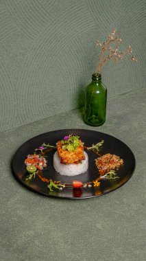 Beyaz pirinç tabağı sambar, taze sebzeler ve arka planda dekoratif bir şişeyle siyah tabakta minimalist sanat dekoru eşliğinde yağlı yumurta ile kaplanmış..