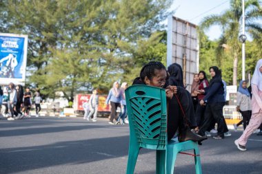 Makyajlı Genç Kadın Bir Teal Sandalyesinde Oturuyor