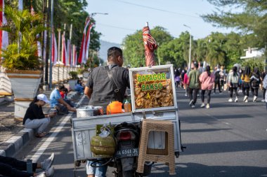 Sokak Gıda Satıcısı Motosiklet Arabasında Batagor Bakso satıyor