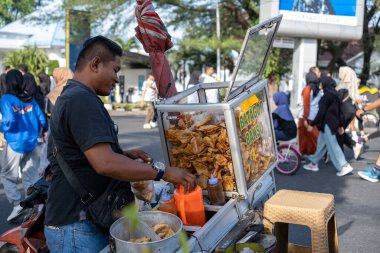 Endonezya 'da Kızarmış Atıştırmalık ve İçecekler Satıcısı