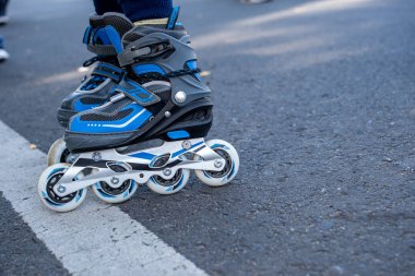 Asfalt 'ta Çevrimiçi Patenlerin Yakın Çekimi