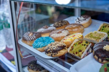 Cam Ekran Kutusunda Şekerli ve Toplanmış Donutlar