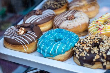 Beyaz Tepside Şekerli ve Toplanmış Donutların Çeşitliliği