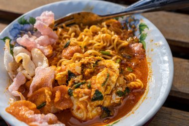 Yumurtalı baharatlı erişte çorbası, çıtır kraker ve şifalı otlar.