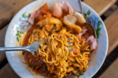 Sos ve Toppings 'li Baharatlı Erişte Isırığı