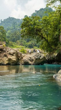 arka plan duvar kağıdı, güzel ve egzotik bir nehir manzarasının portresi berrak mavi su ve geniş kayalık tepeler, tropikal orman arka planına sahip.