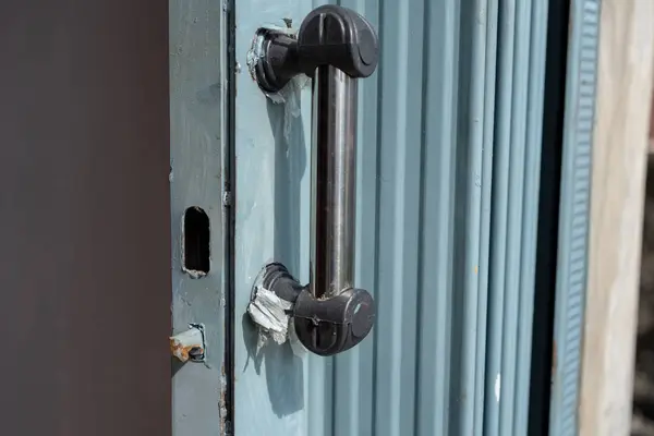 Mavi Metal Kapıdaki Siyah Kapı Kolu