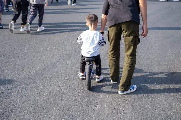 Baba ve Oğul Bisiklete Binen Oğulla Sokakta Yürüyorlar