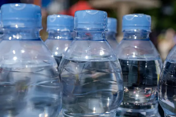 Mavi Başlıklı Plastik Su Şişelerinin Yakın Çekimi