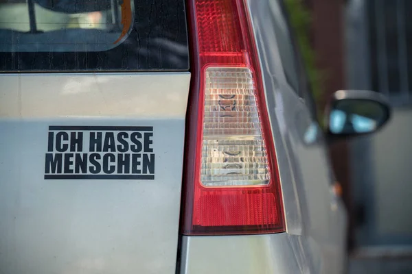 Parked Car Sticker Reads Hate People — Stock Photo, Image