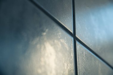 Banyoda koyu fayanslar ve harç.