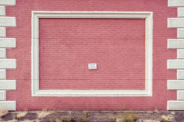 Pembe tuğladan bir duvarda 