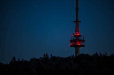 Bielefeld 'de gece yarısı kırmızı ışıklı TV kulesi