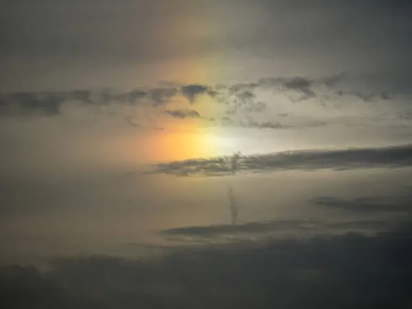 Güneşin yanında gökkuşağı şeklinde bir hava ışığı: parhelion.