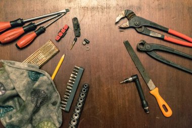 Koyu kahverengi ahşap arka planda çeşitli araçlar