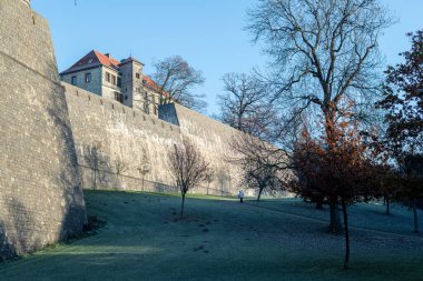 Bielefeld 'deki Sparrenburg' un büyük kale duvarı kış güneşinde.