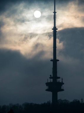 Teutoburg Ormanı 'nın ortasındaki Bielefeld TV kulesinde arka planda alçak kış güneşi var.