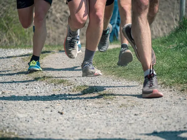 Bir spor müsabakasında koşucuların bacakları