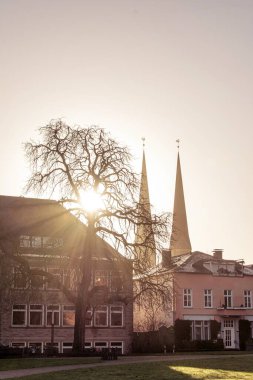 Bielefeld 'deki Altstaedter Nicolaikirche' nin iki kulesinin görüntüsü