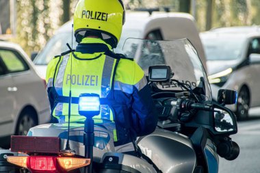 Motosikletli bir polis barikat kuruyor.