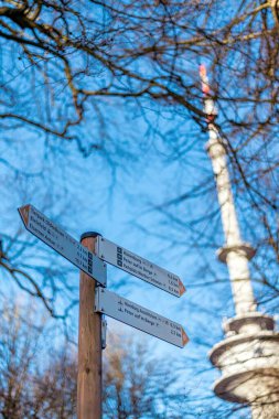 Bir tabela görüntüsü, arka planda Bielefeld televizyon kulesi görülebilir.