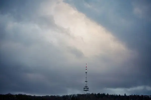 Bielefeld TV kulesinin üzerindeki bulut biraz dağılmış gibi görünüyor.