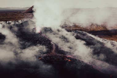 Yanardağa giden yolun açıldığı ilk gün. Grindavik, Reykjanes, İzlanda - 11 Temmuz 2023. Litli-Hrutur yakınlarındaki Fagradalsfjall bölgesinde..