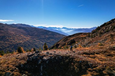 Arka planda dağ olan bir kanyon. Kaliteli fotoğraf. Avusturyalı Patscherkofel 'de hava yoluyla gezen gezgin bir adamın İHA' sıyla fotoğraf çekerken çekilmiş panoramik bir fotoğrafı.