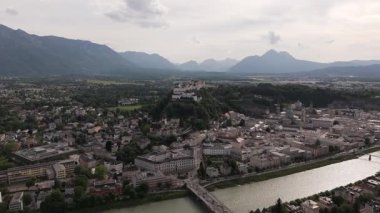 Salzburg 'un çarpıcı hava manzarası, dağlarını, dingin nehrini ve büyüleyici tarihi binalarını aydınlatıyor.
