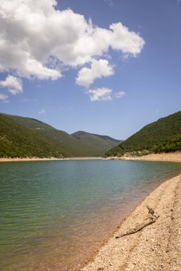Fiastra Gölü, harika bir manzara, suyla yıkanmış.