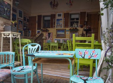 Ülke tasarım lobisi renkli tablolar, sandalyeler ve masalarla dolu