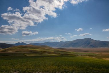 Ünlü dağ köyü, Castelluccio di Norcia güzel yaz manzaraya piyano Grande (Macaristan) Dağı Yaylası Apenin Dağları bulutlu bir günde, Umbria, İtalya ile. Düşük anahtar.