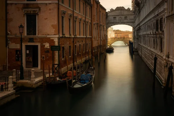 Deux Gondoles Dans Canal Venise Avec Deux Ponts Arrière Plan — Photo