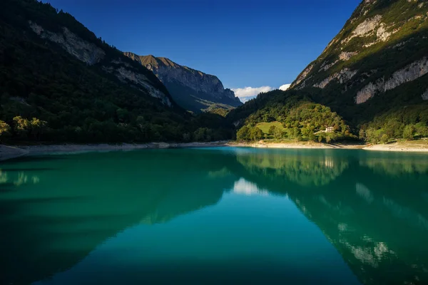 天诺湖映像 蓝天和阿尔卑斯山背景 免版税图库图片