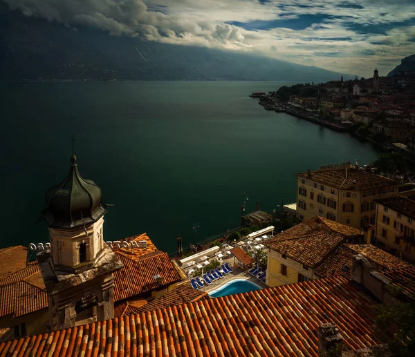 Oude Stad Limone Sul Garda Met Bewolkte Bergen Achtergrond Italië Rechtenvrije Stockfoto's