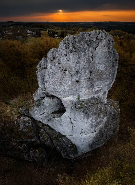 波兰Jura Krakowsko Czestochowska Okiennik Maly岩层 免版税图库图片