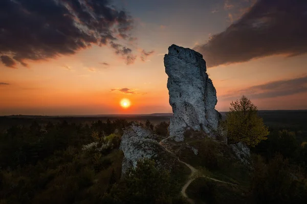 スカイRzedkowickie Jura Krakowsko Czestochowskapolandのウィソカ岩の形成に関する日没 ストック写真