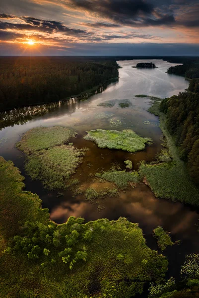 波兰克鲁季尼亚皮艇航线上的Zyzydroj Wielki湖上的岛屿 图库图片