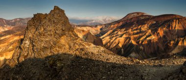 Landmannalaugar, İzlanda 'daki güneşli dağların manzarası